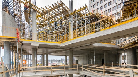 Kosa ploča 3. etaže s PERI UP Flex podupiranjem i PROKIT ogradom na rubnim dijelovima ploče.