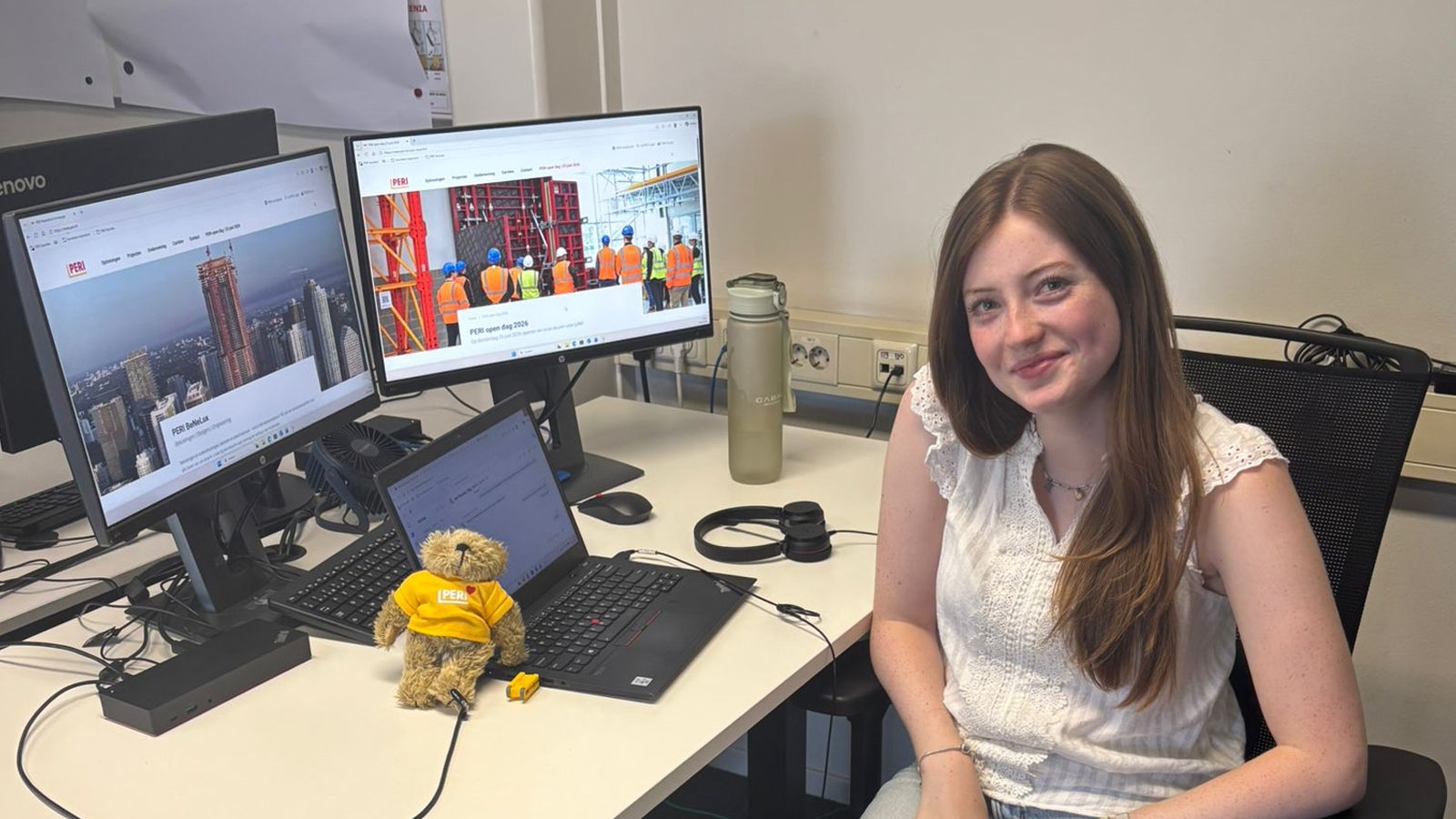 Renske zit bij haar computer op kantoor in Schijndel.