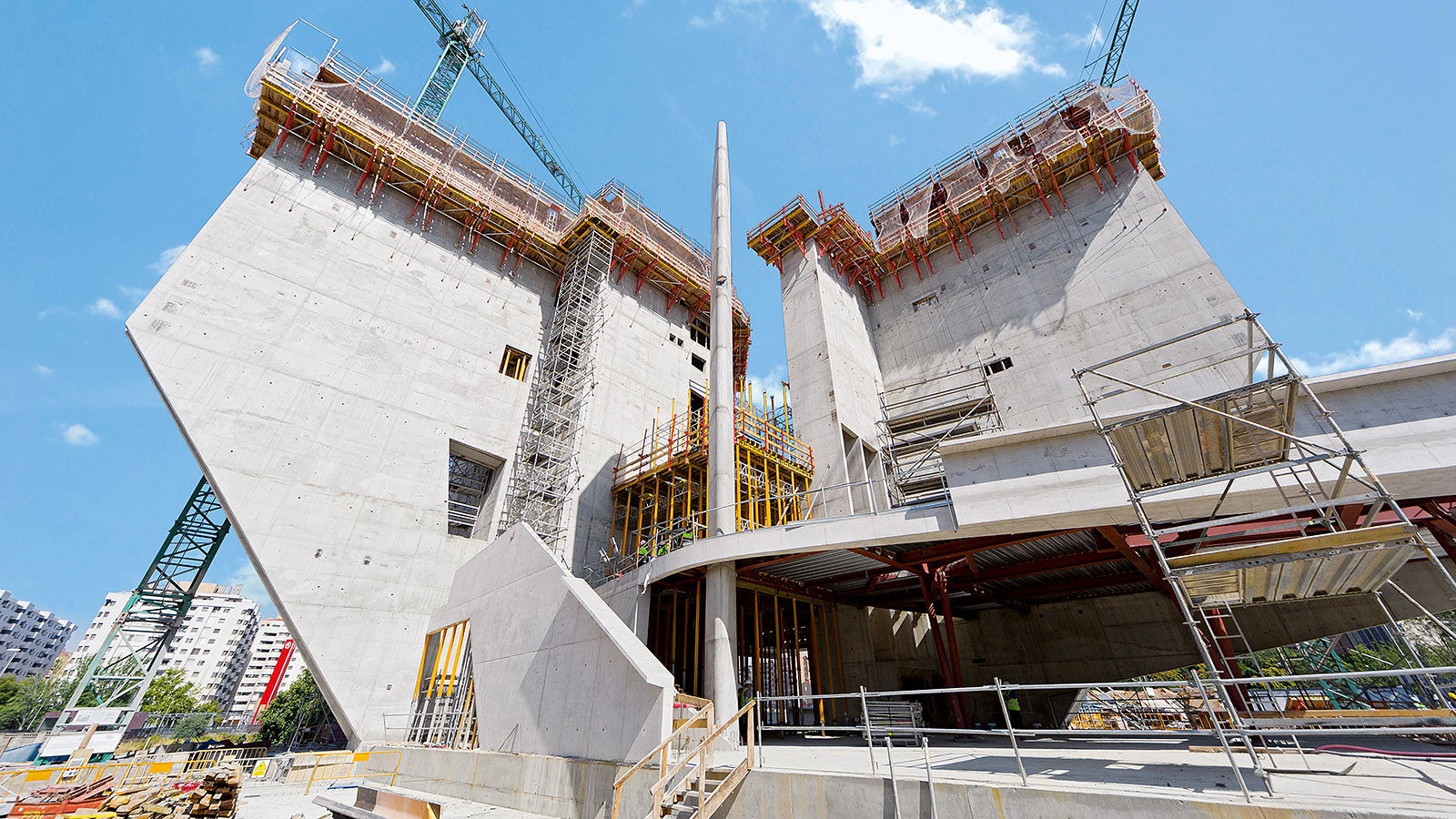 The angular arranged shear walls are up to 37 metres high and are obliquely-cut in part in the bottom third of the structure.