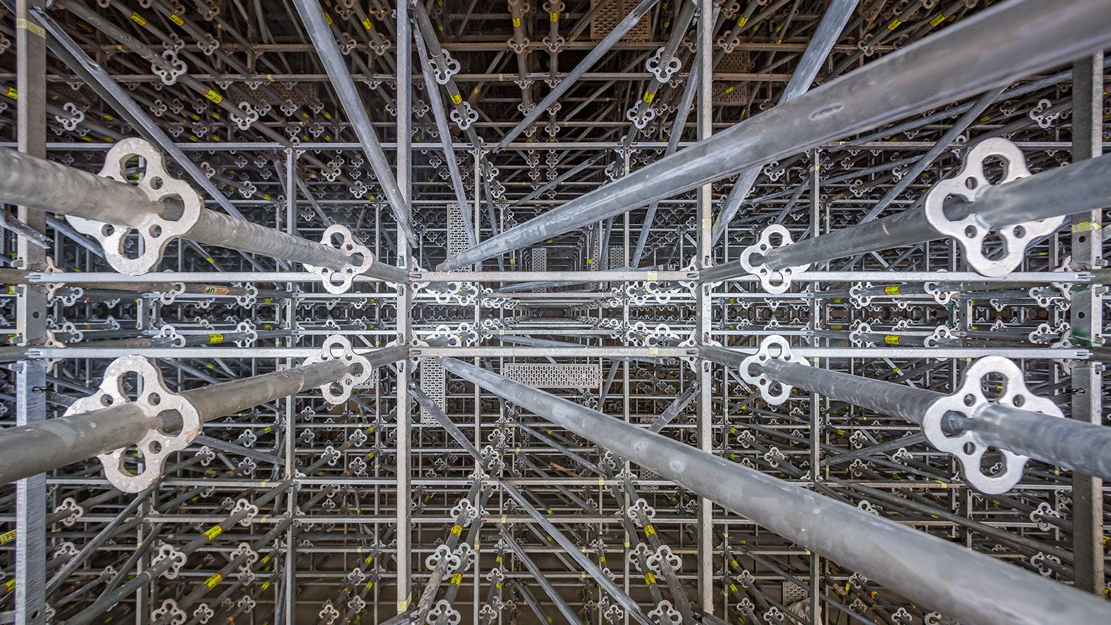 Zur Herstellung der versetzt angeordneten Zwischendecken wurde PERI UP Flex als räumlich ausgebildetes Traggerüst montiert. Dieses ließ sich dank des metrischen Systemrasters sowohl an die komplizierte Bauwerksgeometrie als auch an die abzutragenden Lasten anpassen.