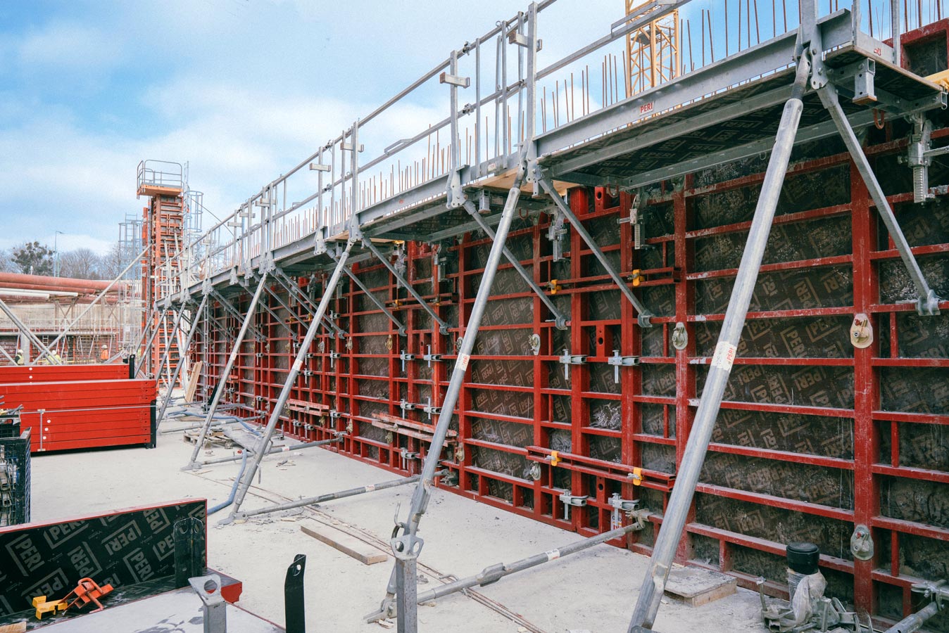 Jedno rozwiązanie i dwie zasadnicze korzyści: wysoki standard bezpieczeństwa i efektywna rotacja sprzętem przy zastosowaniu zintegrowanych jednostek deskowania MAXIMO i pomostów MXP.