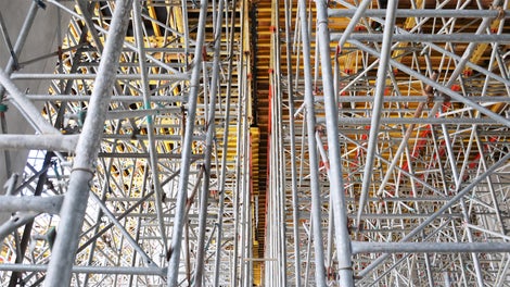 With the use of the PD 8 slab tables, large moving units and room heights can be cost-effectively formed.