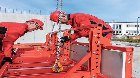 QUATTRO column formwork can be moved with only one crane lift complete with push-pull props and concreting platform – alternatively by hand using transportation wheels.