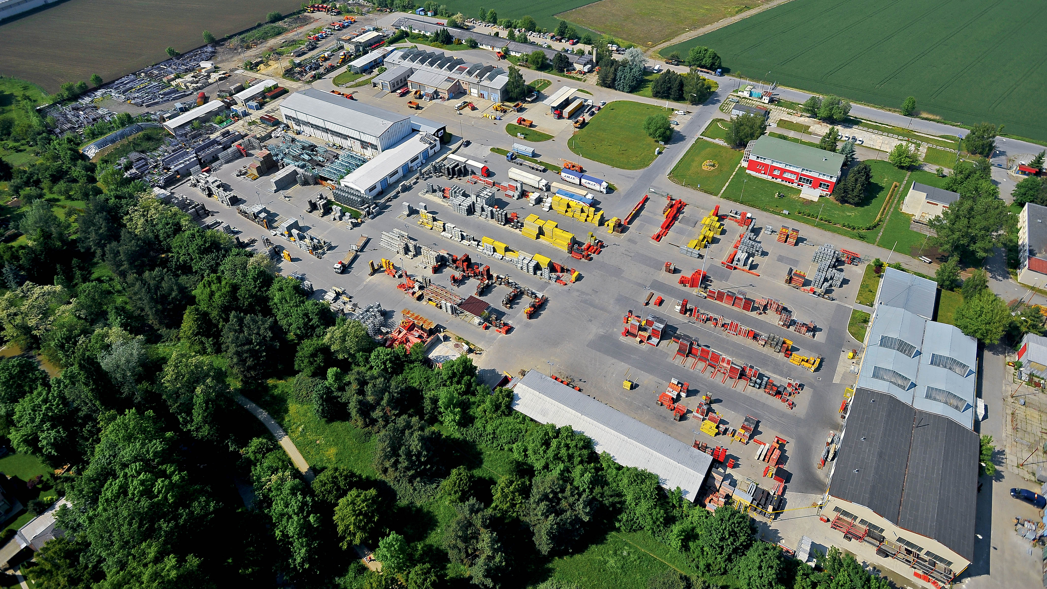 <p>V roce 2016 proběhla koupě č&amp;aacute;sti pronajat&amp;eacute;ho pozemku&amp;nbsp;v Prostějově. Jedn&amp;aacute; se&amp;nbsp;o 12 500 m<sup>2</sup>, kter&amp;eacute; nyn&amp;iacute; vlastn&amp;iacute;&amp;nbsp;firma&amp;nbsp;PERI.&amp;nbsp;</p><br/>