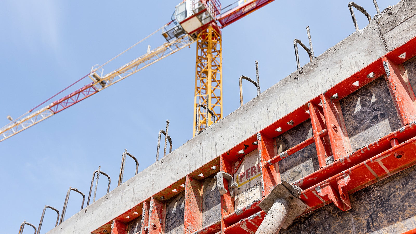 只需要两名工人即可快速、高效完成立模-不需要吊车。这使得HANDSET Alpha十分高效。