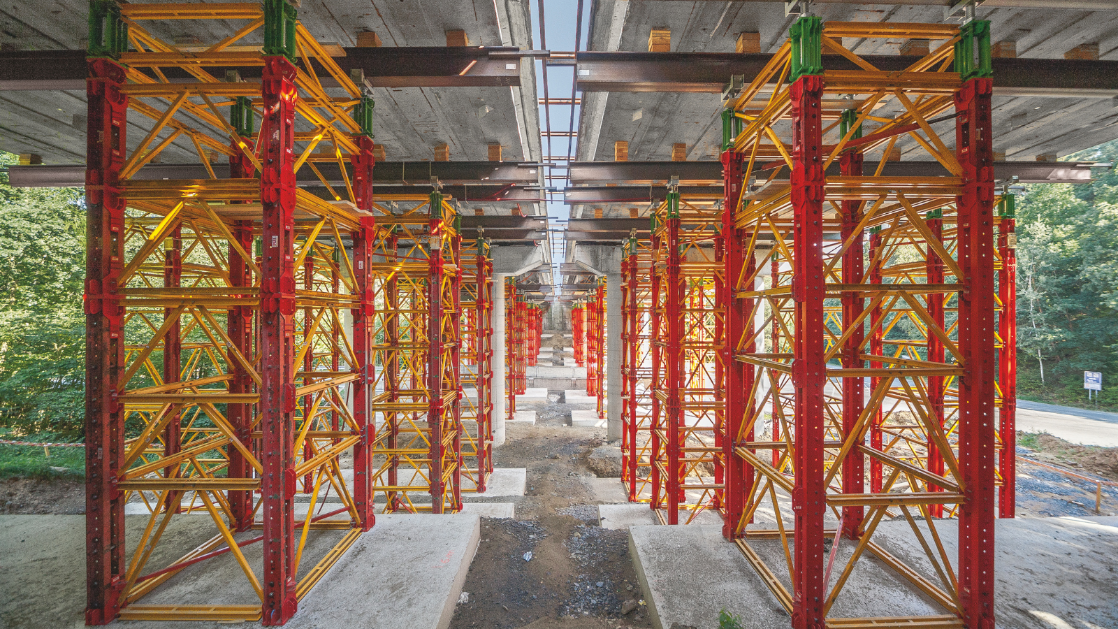Load-bearing: VST Heavy-Duty Shoring Towers on the basis of the VARIOKIT Engineering Construction Kit safely carry up to 700 kN per leg.