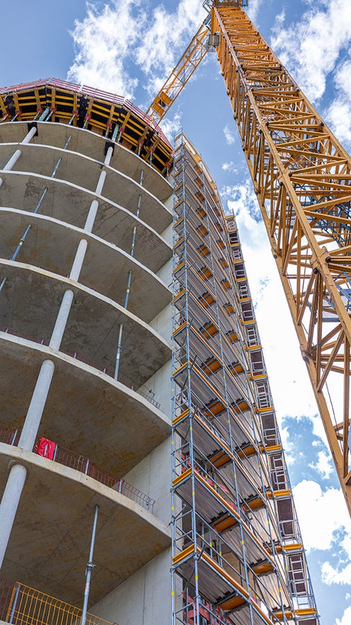 Gerüst und Schalung aus einer Hand: Eine partielle Rundrüstung und trapezförmige Deckentische unterstützten den raschen Baufortschritt.