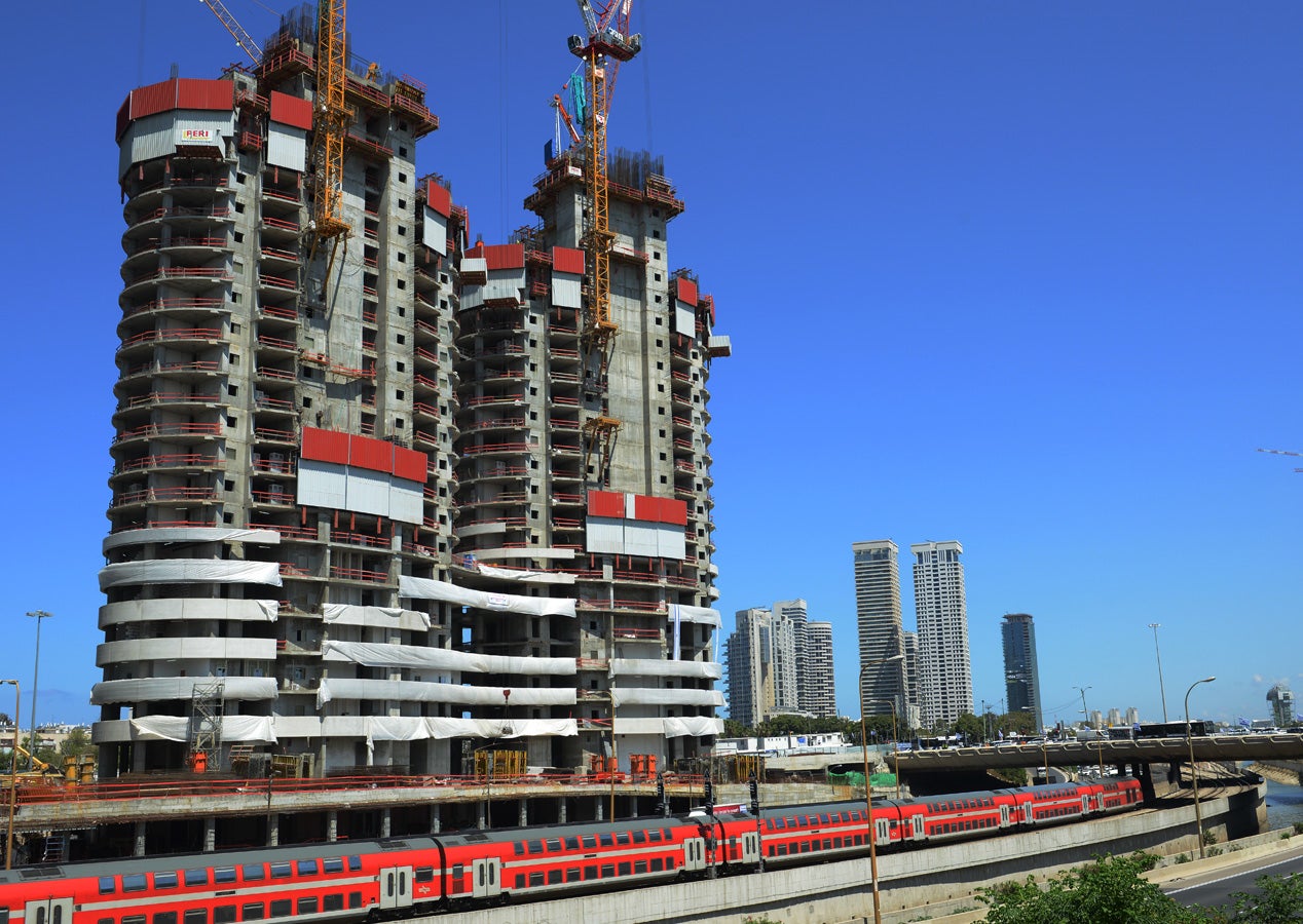 זוג מגדלי מגורים מעוגלים המחוברים ביניהם בגשר ייחודי. שימוש במערכות המאפשרות טיפוס בבנייה ללא צורך בהורדת ציוד כלשהו למטה.