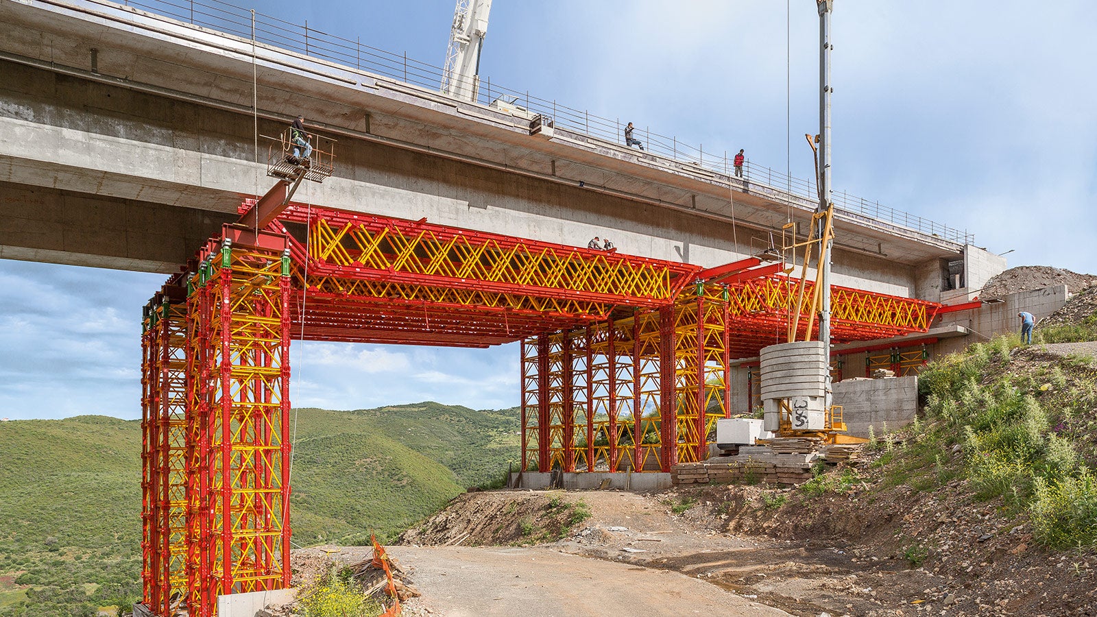 使用VARIOKIT 高强塔架和桁架结构为412米的高速公路桥边缘部分搭建承重支架。