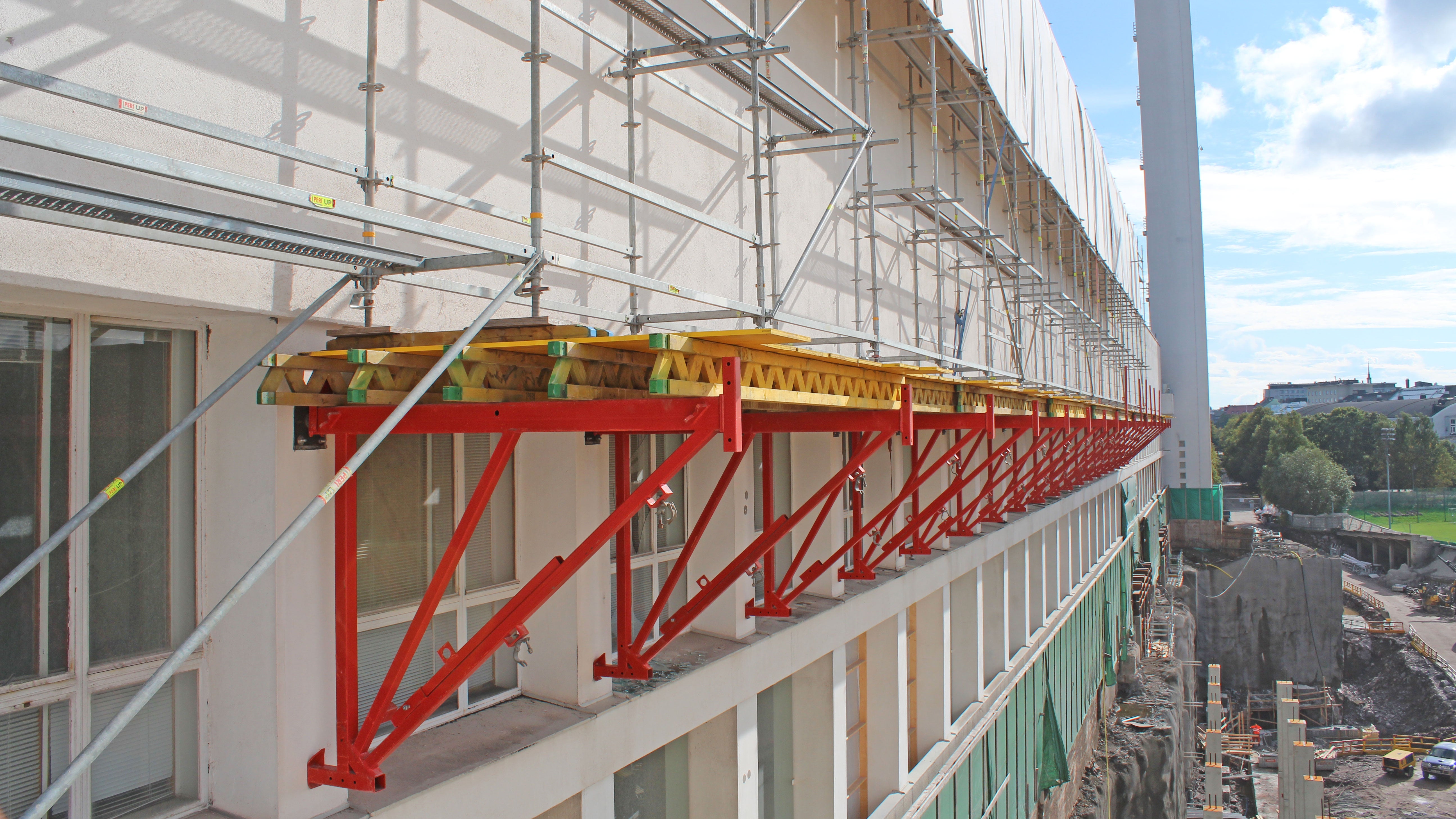 VGK-reunapalkkikonsolit toimivat tasoina pääkatsomon ulkopuolisille telineille, jotka kannattelevat sääsuojaa.