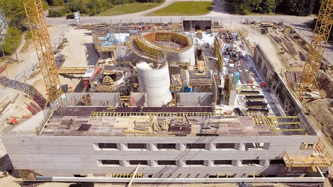 建筑的外观类似于中世纪的城堡。建筑外立面设计元素由窗洞、精心布置的拉杆孔以及横向设计的造型缝组成。