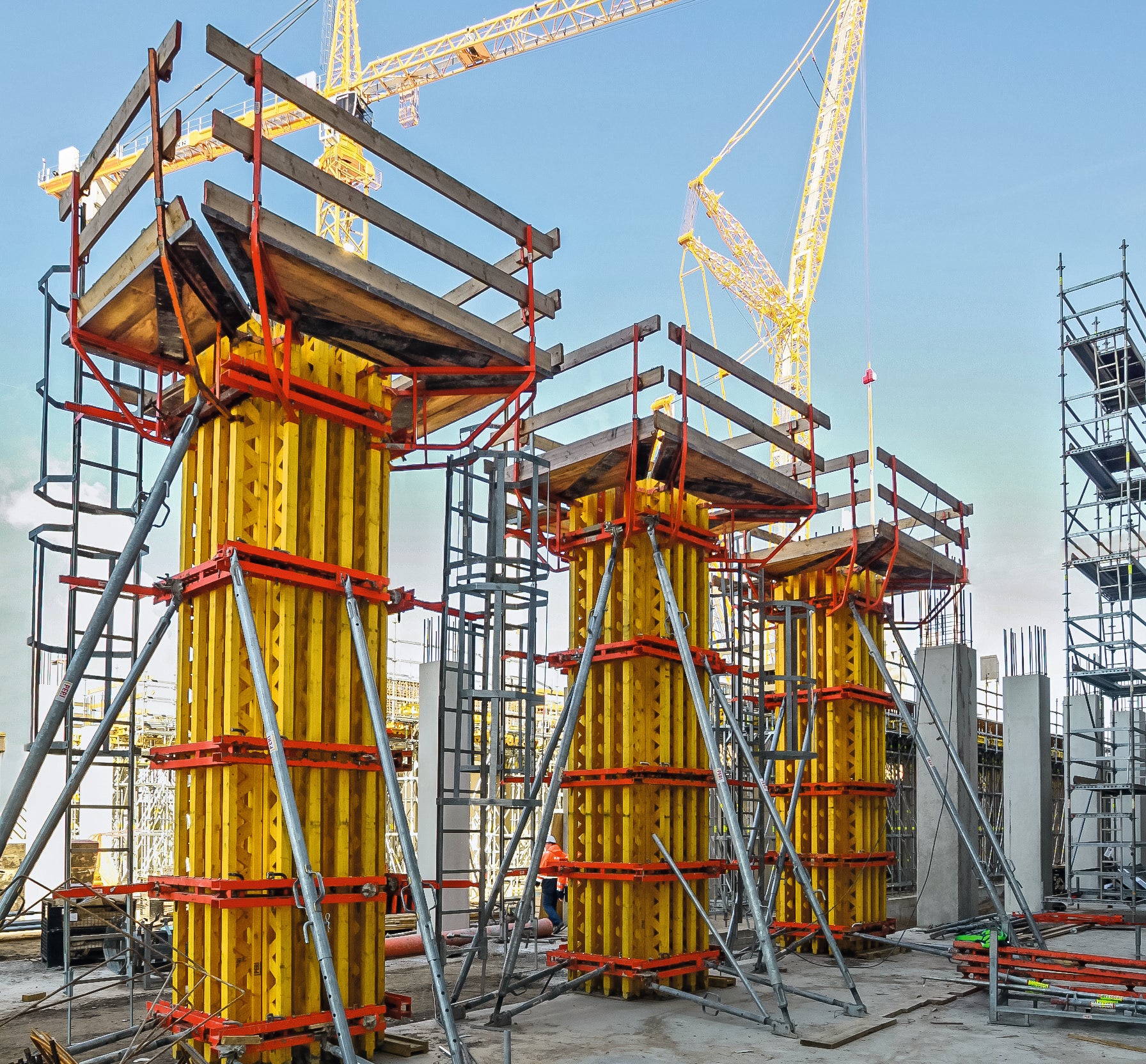 Le système de connexion PERI offre une flexibilité inégalée pour un rendu béton architectonique impeccable. Avec la possibilité de positionner librement les ancrages et de disposer les joints selon les spécifications requises, chaque projet bénéficie d'une précision et d'une qualité sans compromis.