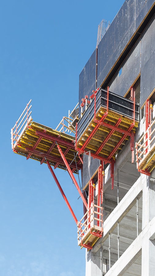 Para formar os cantos do edifício em ângulo oblíquo - devido às inclinações da fachada - estão a ser utilizadas plataformas de canto especialmente concebidas, baseadas em equipamento de sistema.