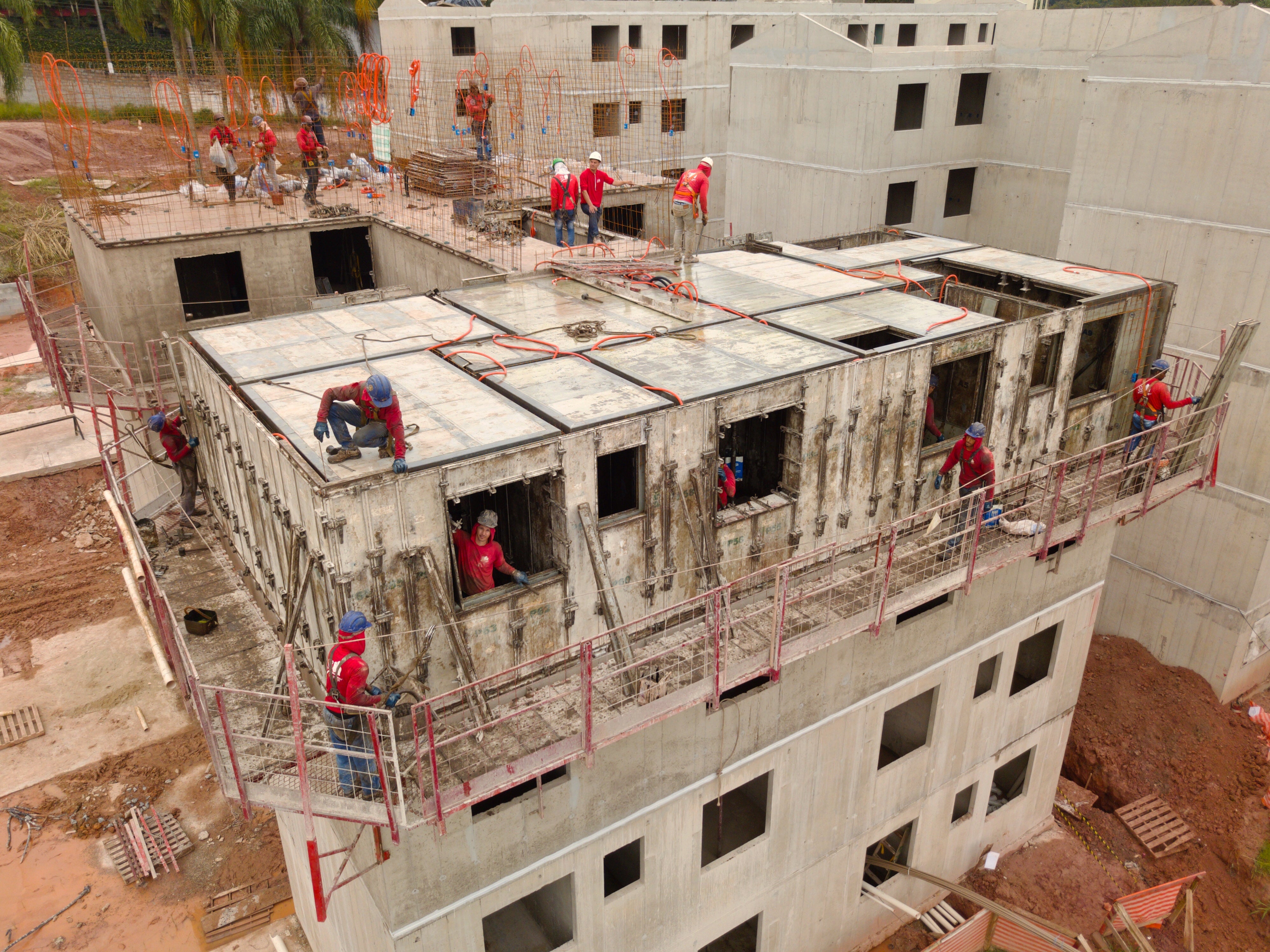 O sistema UNO possui elementos leves, tecnologia e poucos acessórios, permitindo formação rápida e eficiente das estruturas. 