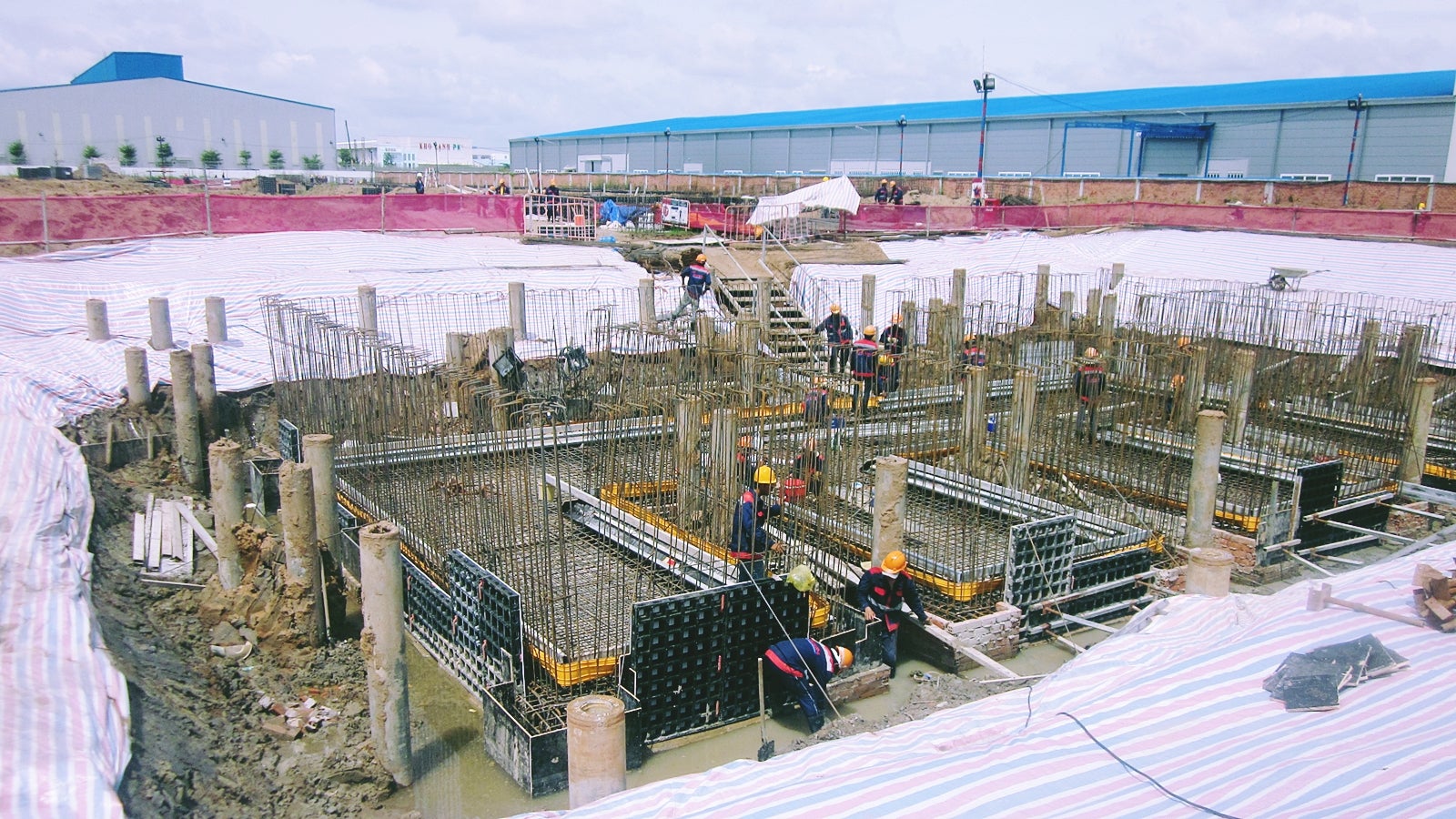 Hoang Duc Pharma Warehouse project has a total floor area of more than 13,570m2 including offices, warehouse and auxiliary items which is built on a land of 17,000 m².