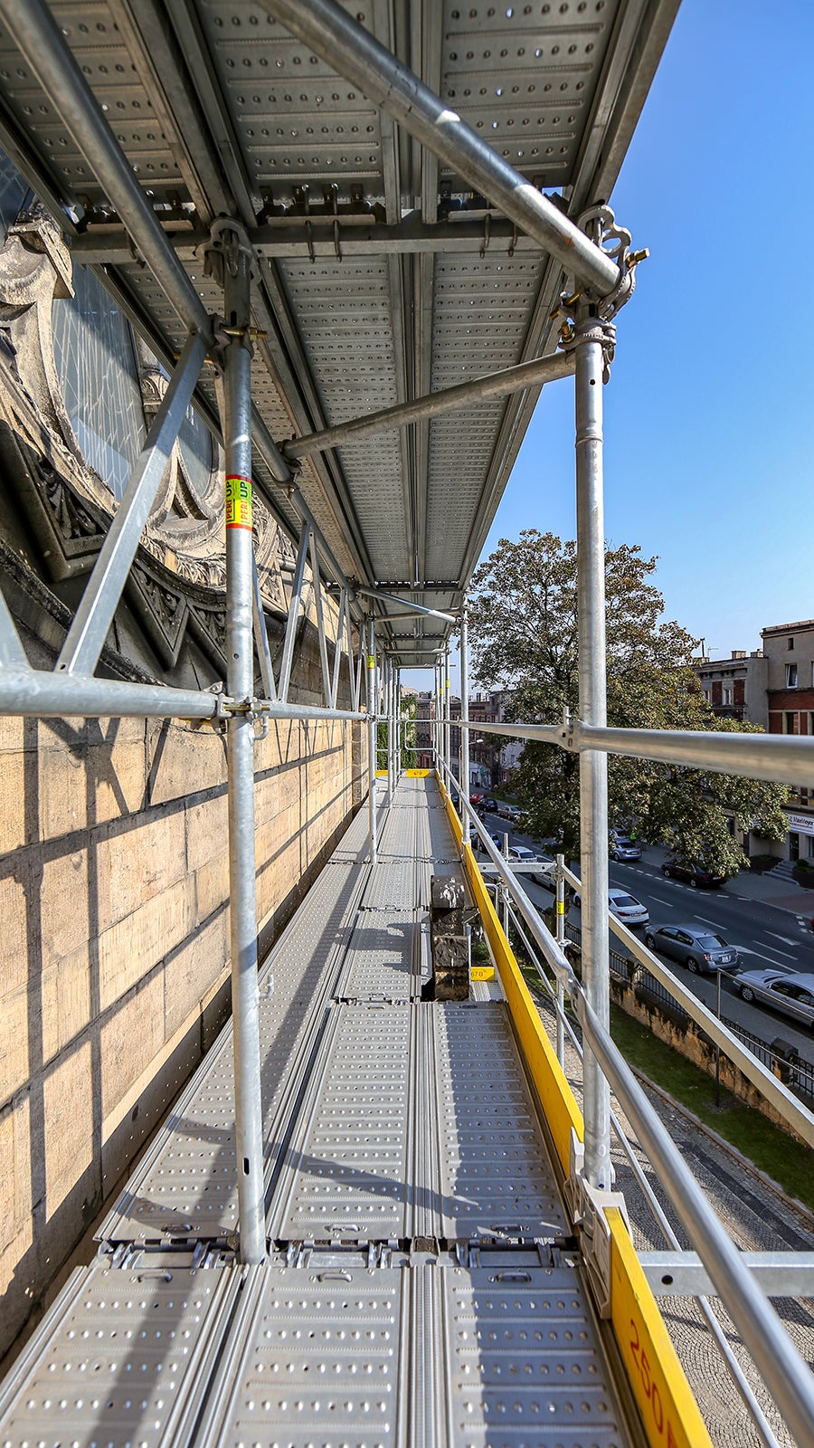 Rusztowanie PERI UP Easy 67 poszerzone dzięki wspornikowi 33 cm do 100 cm bezpiecznej platformy