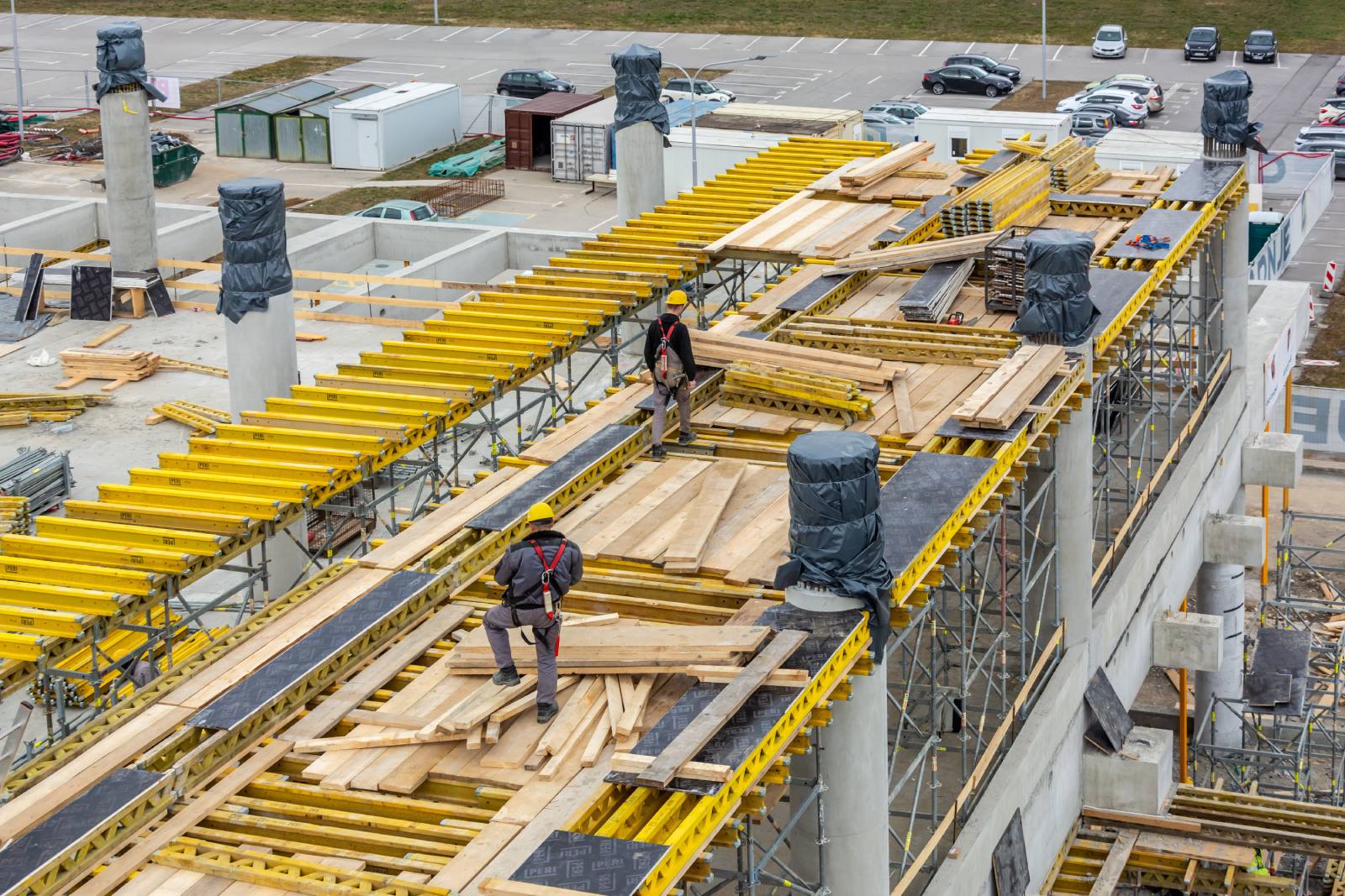 Fleksibilna MULTIFLEX stropna oplata s primarnim GT24 i sekundarnim VT20 nosačima i oplatnom pločom po želji (FinPly).