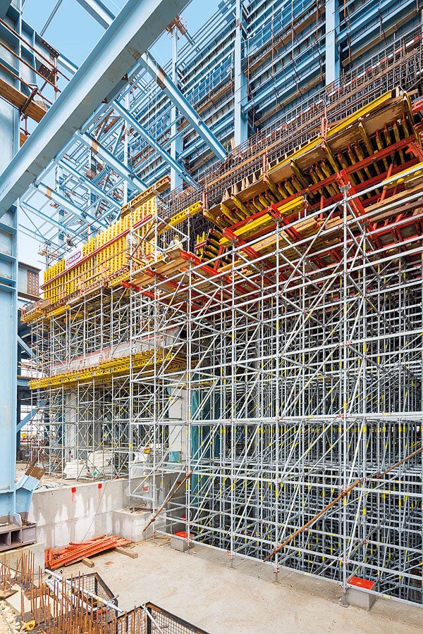 O andaime modular PERI UP forma o escoramento para uma laje de até 5,30 m de altura no edifício da turbina. As pernas são simplesmente agrupadas em áreas de altas concentrações de carga - o sistema pode, portanto, ser adaptado de forma ideal para se adequar às cargas.