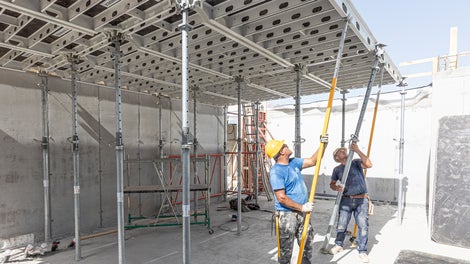 Kurulum herhangi bir eğitim gereksinimi olmadan, hatta tecrübesiz bir şantiye personeli tarafından gerçekleştirilebilir. Geniş yüzeyli alüiminyum paneller hafif olmaları sebebiyle kolaylıkla hareket ettirilebilirler ve vinç yardımı olmadan taşınabilirler. ALPHADECK paneller düşük bir seviyede güvenli bir noktadan taşınabilirler.<br/>