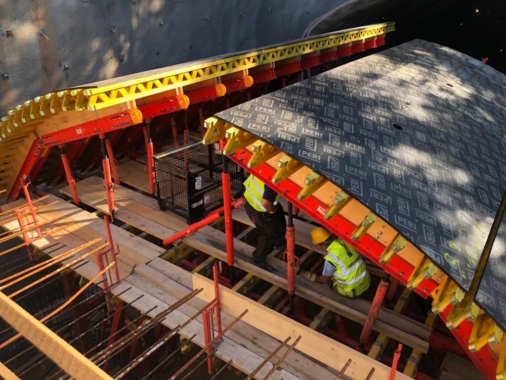 Oplata plašta - VARIO GT24 oplatni sistem. Remenate za geometriju kompletno su obrađene i pripremljene pomoću CNC uređaja na PERI skladištu u Velikom Trgovišću te gotove isporučene na gradilište.