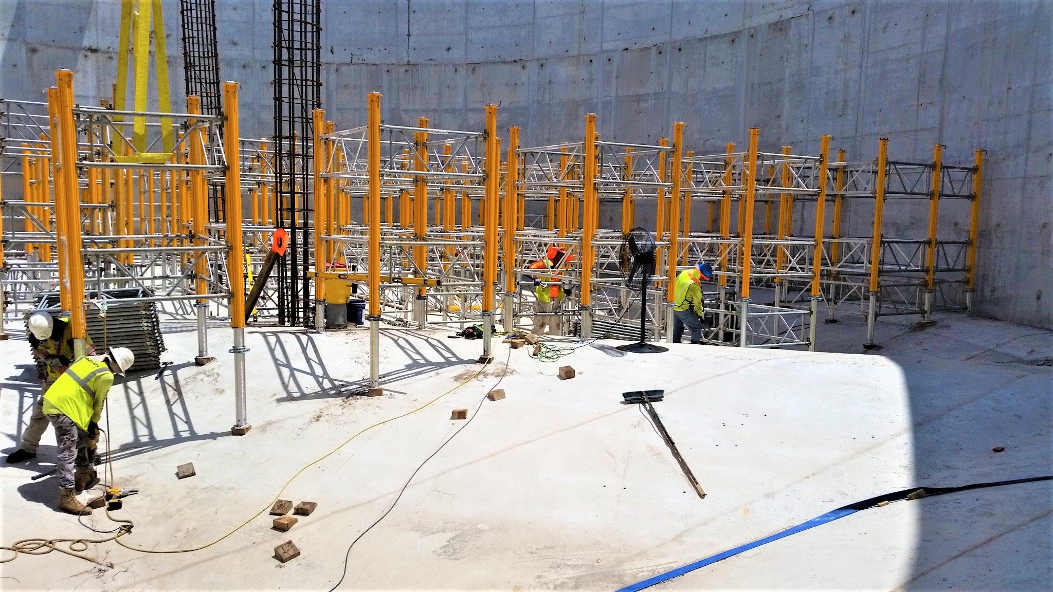 MULTIPROP posts are clamped together to create MULTIPROP shoring towers using MRK frames. The simple connection requires no bolts, saving time and labor.