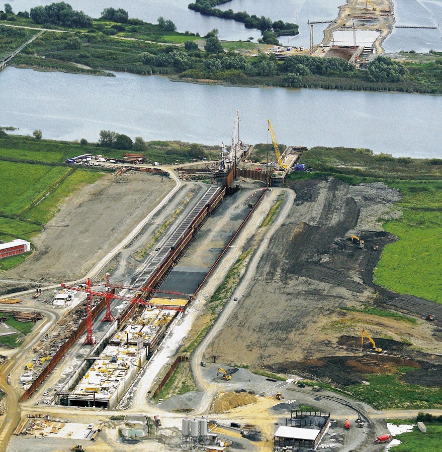 Aerial view of the dry dock which is located to the north of the Shannon, for the pre-fabrication of the five 100-metre long tunnel elements. (Photo: DirectRoute Ltd.)