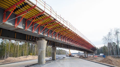 Стойки ограждений использовались не только по своему прямому назначению, но и в качестве держателей для коммуникаций.