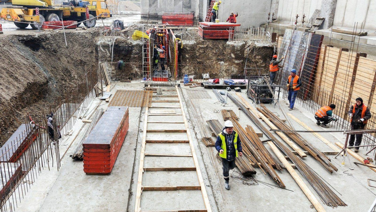 Podzemné podlažie rástlo plynulo pomocou debnenia TRIO so zámkom BFD, ktorý panely debnenia súčasne spája, vyrovnáva a utesňuje