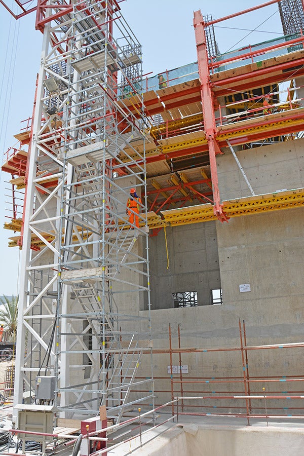 PERI UP Staircase with alternating staircase units used for access to working areas on site.