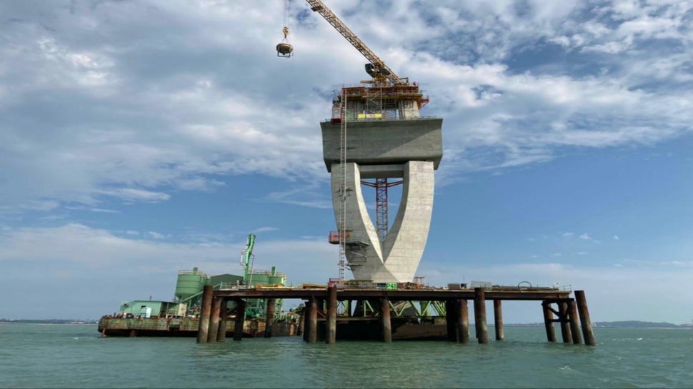 The total length is approximately 5.4 km, including a 4.7 km bridge section, with a standard deck width of 15 m and 4 lanes. The main bridge is a five-tower six-span camber structure, with a main span of 200 m and a total length of 1050 m. The cross-section of the tower is in the shape of sorghum.