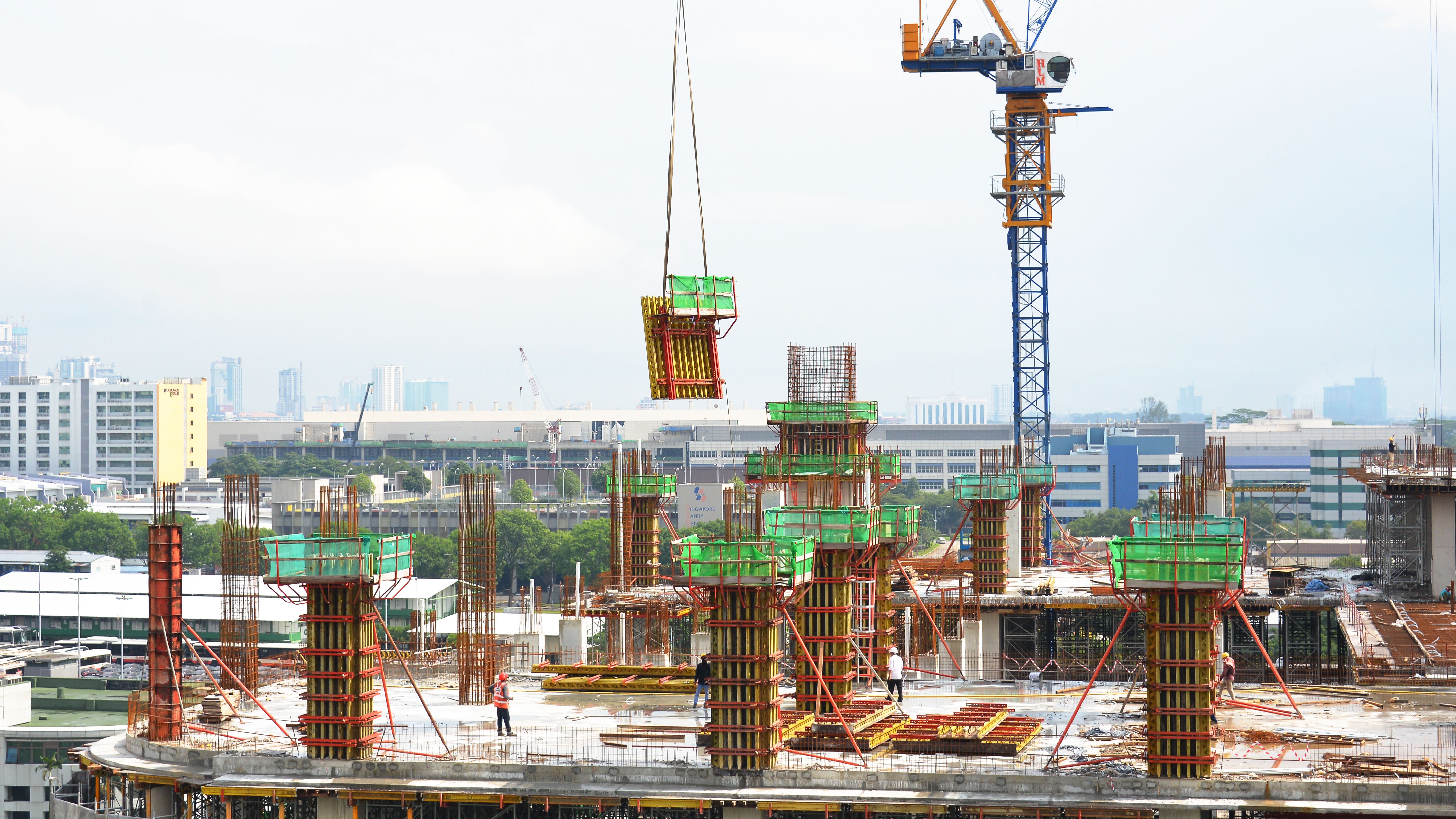 VARIO GT 24 Column Formwork | VARIO GT 24 Wall Formwork being hoisted