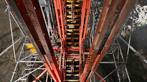 Osazené příložné vzduchové vibrátory na bednicí formě.