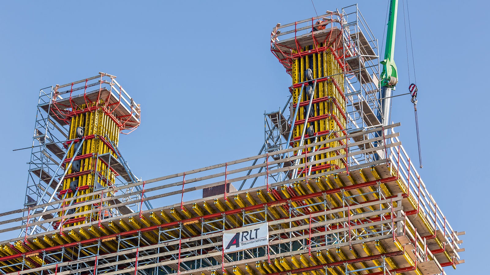 Nach der Herstellung des verbindenden Querbalkens konnten im sechsten und letzten Bauabschnitt die beiden 10&amp;nbsp;m hohen Pylonspitzen geschalt werden.