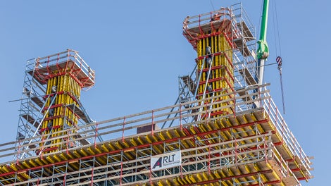 Nach der Herstellung des verbindenden Querbalkens konnten im sechsten und letzten Bauabschnitt die beiden 10&amp;nbsp;m hohen Pylonspitzen geschalt werden.