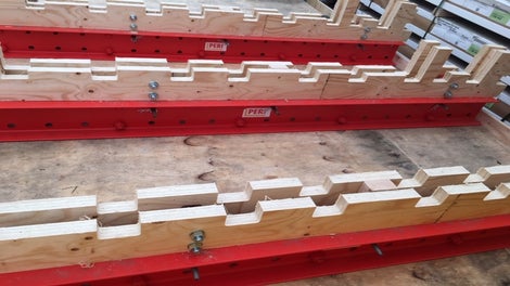 Sastavljanje predmontiranih oplatnih segmenata na PERI skladištu u Velikom Trgovišću.