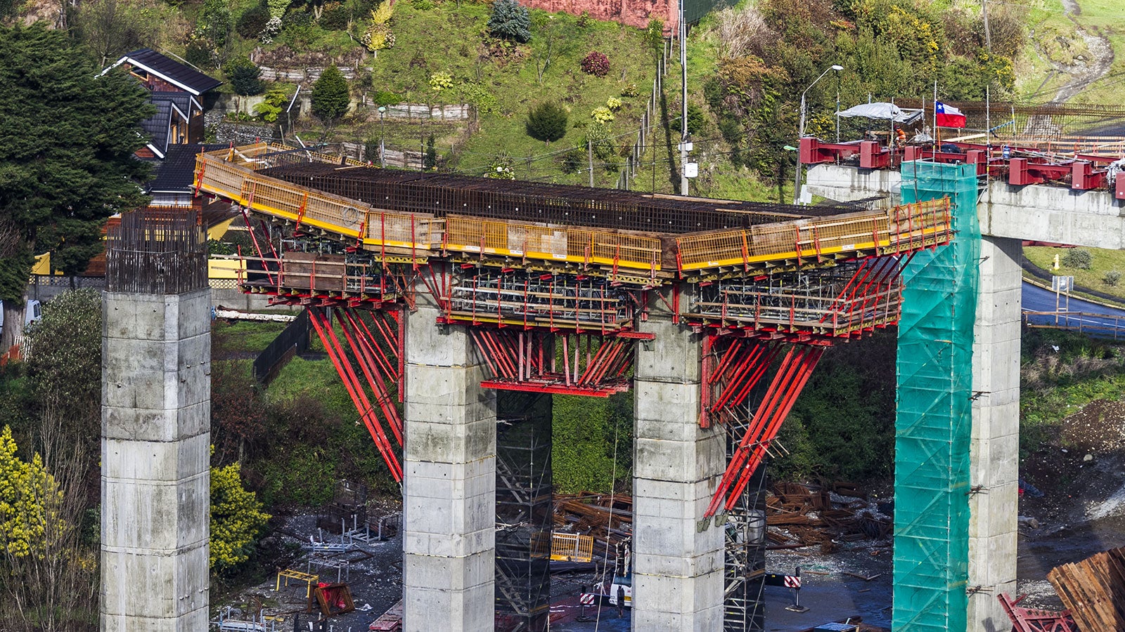 Es parte del mega-proyecto “Conexión Vial Ruta 5 / Ruta 7”, de Puerto Montt. Contempla la construcción de obras viales, grandes obras estructurales.