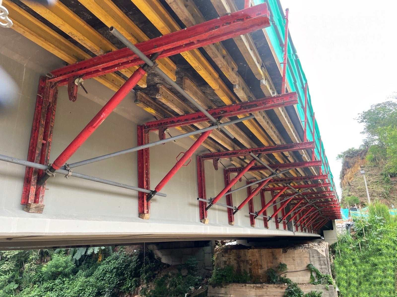 Sistema de ingeniería VARIOKIT para soporte de volados de tablero