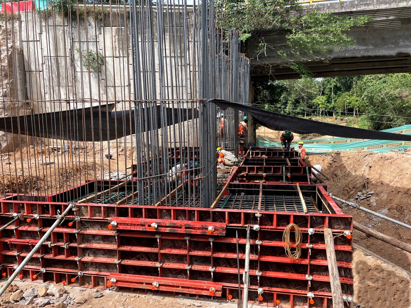 El versátil encofrado LIWA empleado para cimentaciones y estribos.