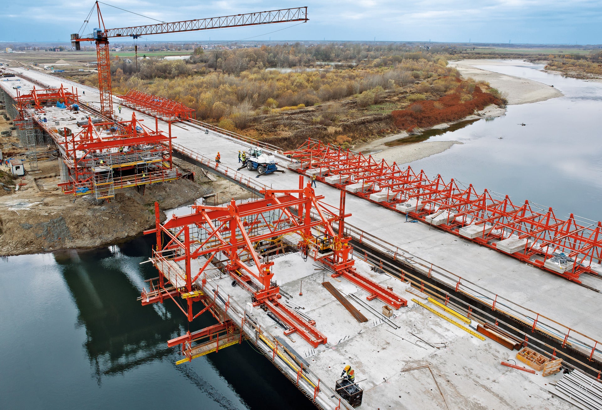 Das VARIOKIT Freivorbaugerät lässt sich flexibel mit den Bauteilen aus dem PERI UP Gerüstbaukasten kombinieren, etwa für Abeitsbühnen und Zugänge<br/>