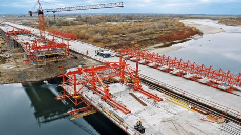 Das VARIOKIT Freivorbaugerät lässt sich flexibel mit den Bauteilen aus dem PERI UP Gerüstbaukasten kombinieren, etwa für Abeitsbühnen und Zugänge<br/>