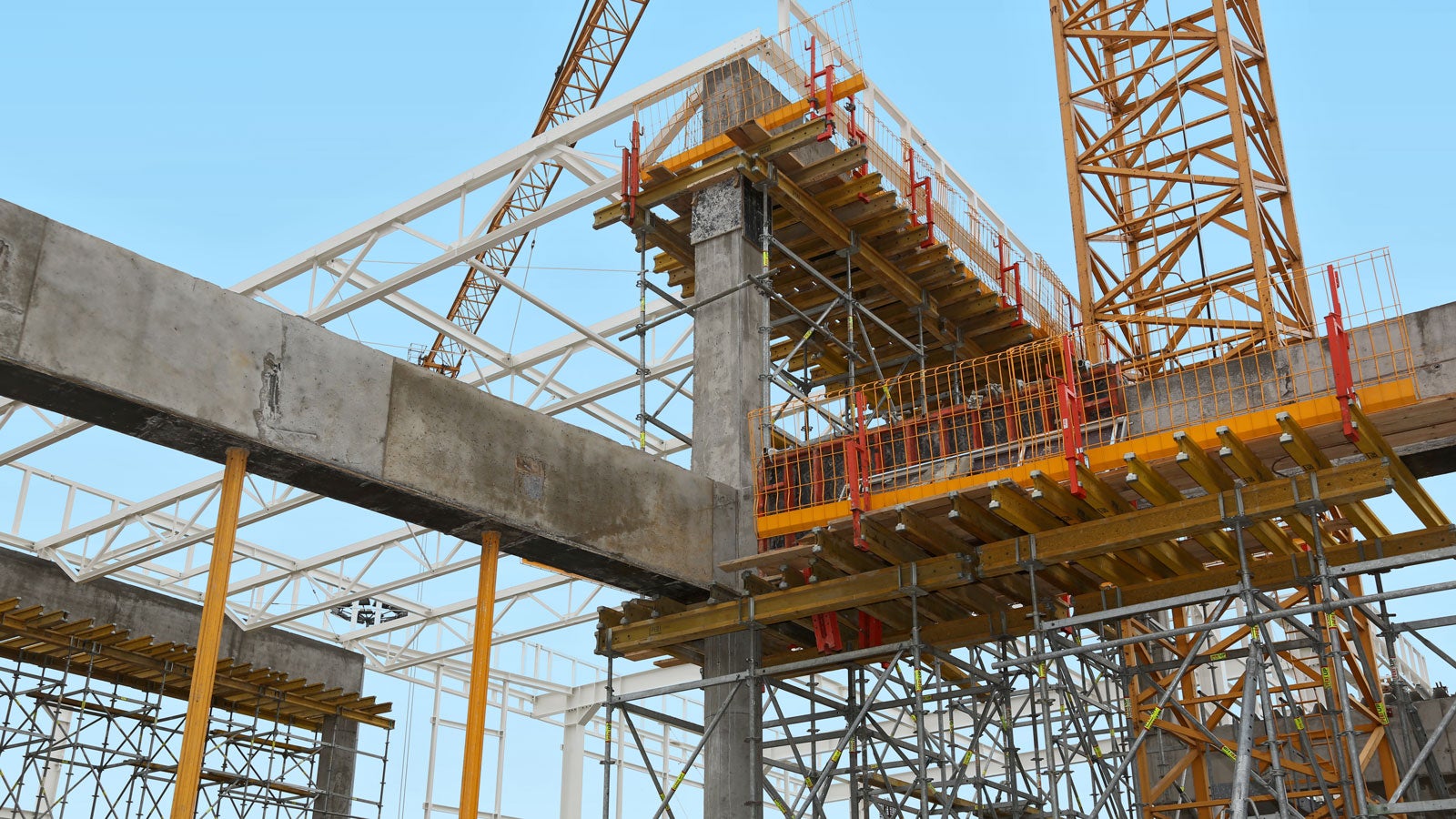 Centrum Handlowe Janki - przykład deskowania belek obwodowych z wykorzystaniem systemu wież podporowych PERI UP