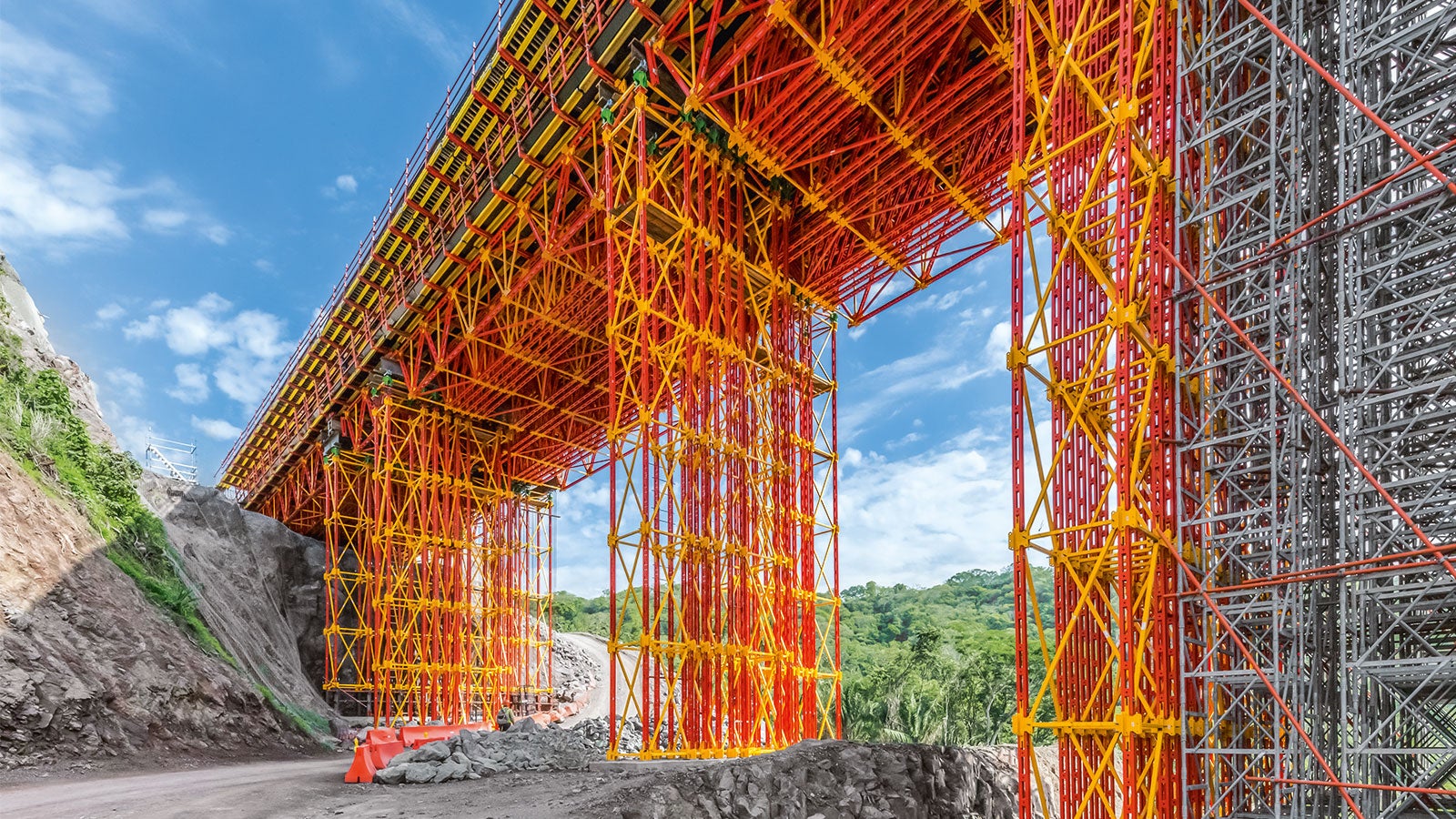 The ALPHAKIT Truss Girder serves to transfer loads from in-situ con-crete or prefabricated components in bridge and building construction.