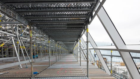 All working levels could be completely covered with PERI UP Flex while the flat and even work areas were free of any tripping hazards. (Photo: David McArthur Parallax Photography)