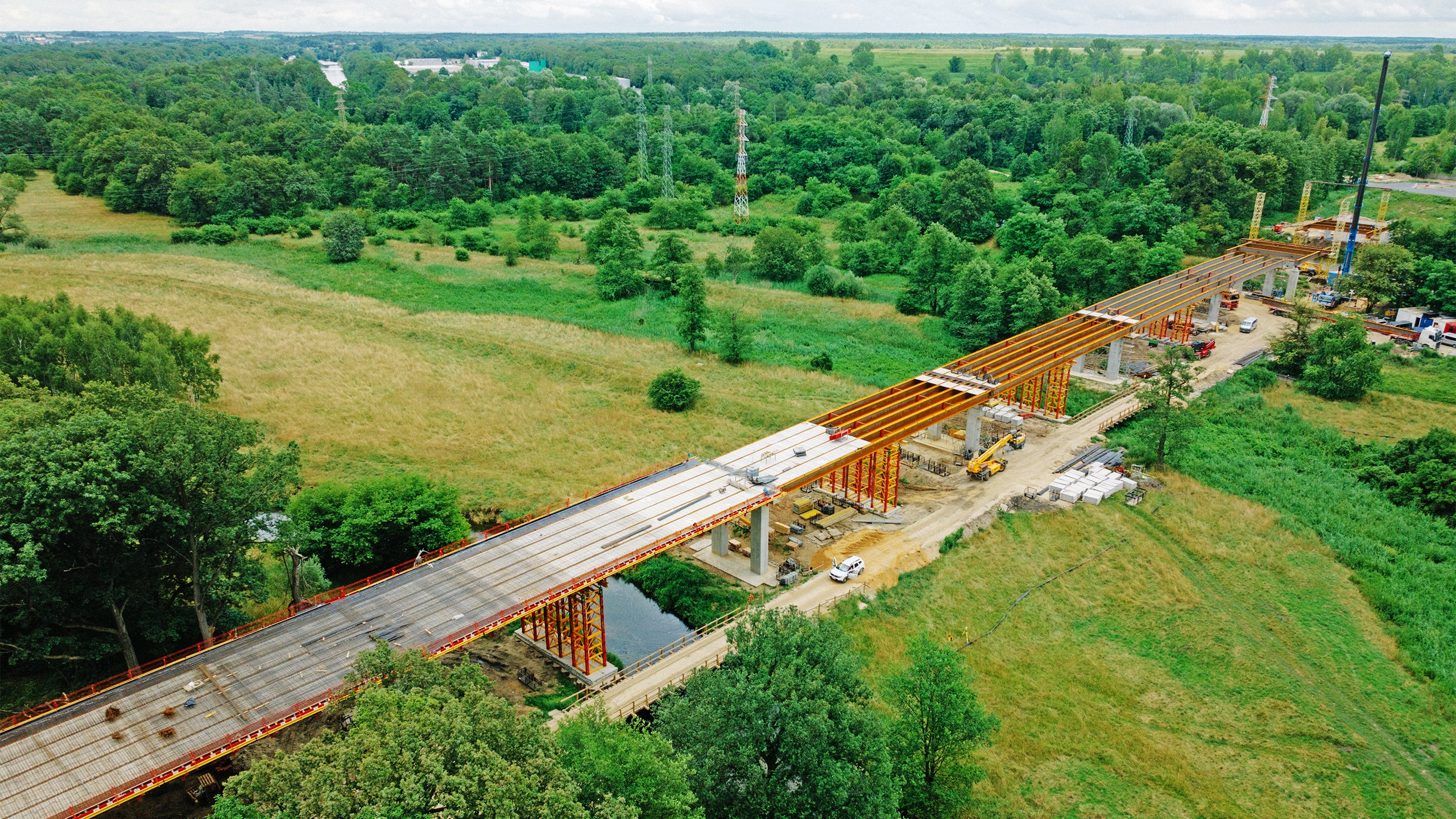 Systemy PERI na budowie łącznika obwodnicy północnej w Kędzierzynie Koźlu. Obiekt mostowy przez rzekę Kłodnicę i Kanał Gliwicki.