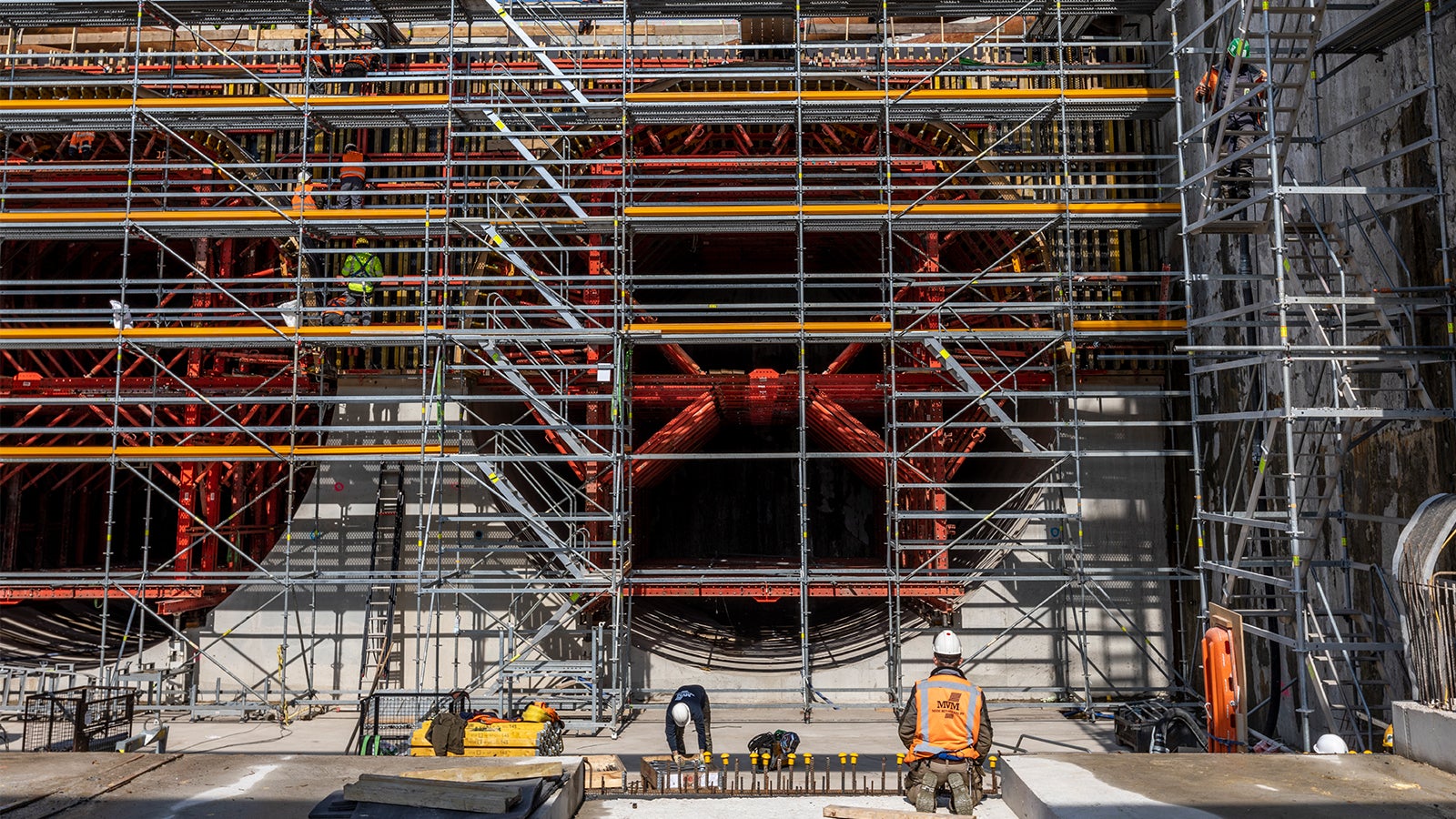 Na het uitharden van het onderste deel van de betonbell werden de schaaldelen omgekeerd en gebruikt voor het storten van het bovenste schachtdeel. Rechts staat de toegangssteiger en op de voorgrond de PERI UP Flex steiger.
