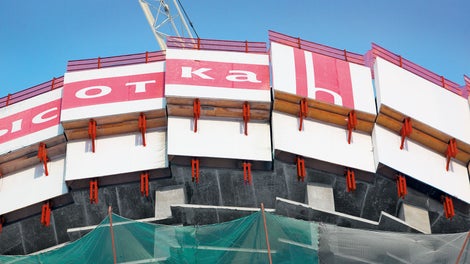 The RCS climbing protection panel completely encloses the building´s outer edges thus guarateeing safe working conditions for the construction team at all times.