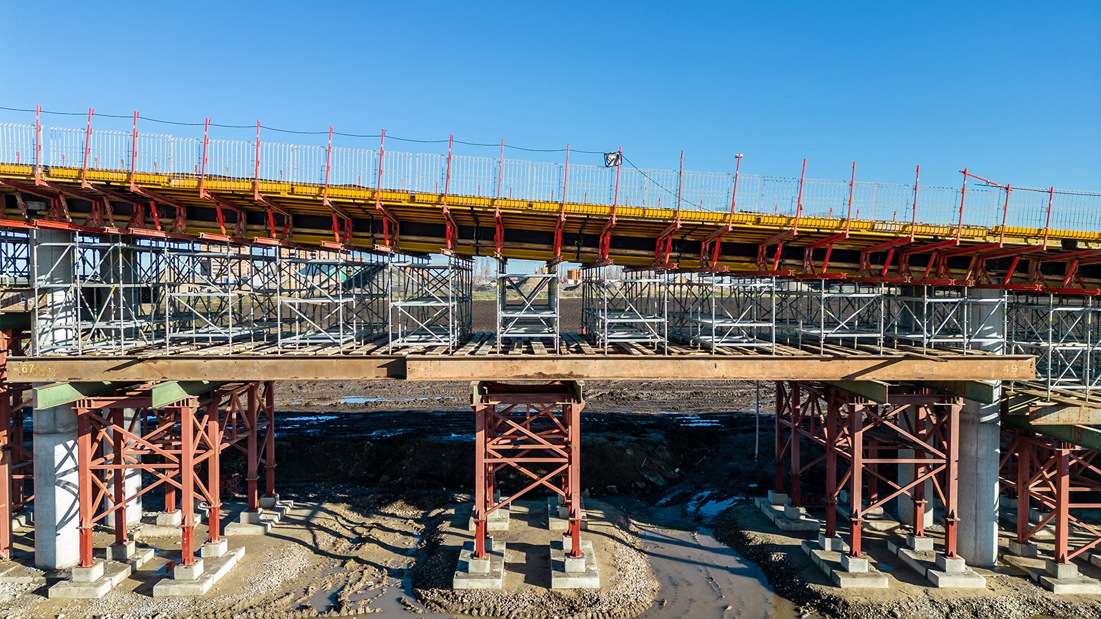 组合使用PERI UP Flex承重支架结构和客户已经拥有的高强支架材料，为桥面模板结构提供经济的支撑方案。