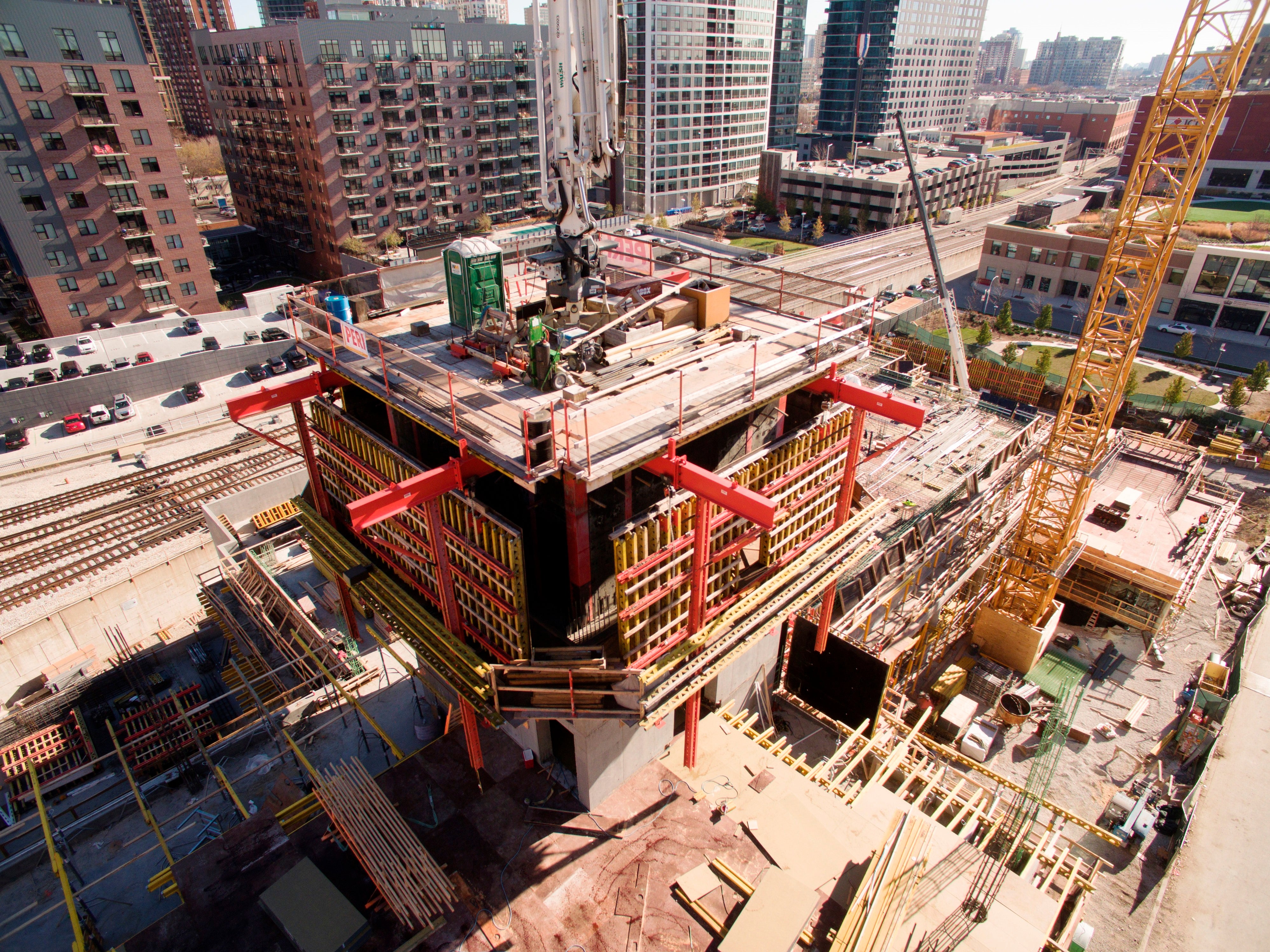 In addition to being able to carry the concrete placing boom, ACS Core 400 can also carry the external formwork and working platforms, allowing the core to climb ahead of the decks without additional brackets needed on the outside wall.