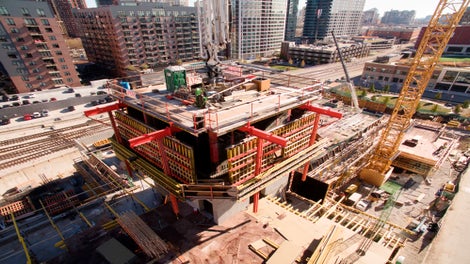 In addition to being able to carry the concrete placing boom, ACS Core 400 can also carry the external formwork and working platforms, allowing the core to climb ahead of the decks without additional brackets needed on the outside wall.