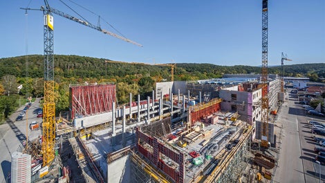 Das neue Produktionsgebäude erstreckt sich auf 170 m Länge und 50 m Breite. Die Rohbaufertigstellung erfolgte in nur 10 Monaten Bauzeit.